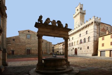 Montepulciano piazza principale 445x297 - Medieval Day Trips from Rome