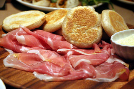 tigelle prosciutto 445x297 - Things we love about Modena